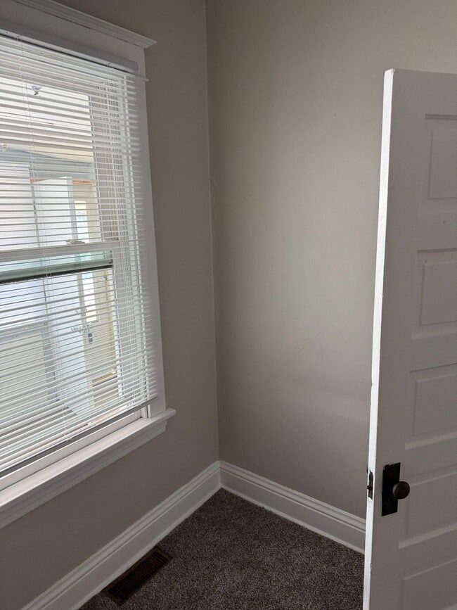 Building Photo - 2 Bedroom House for rent