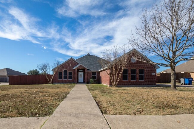 Building Photo - 120 Clear Creek Dr