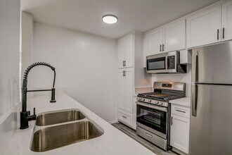 Interior Photo - 8375 Fountain Ave