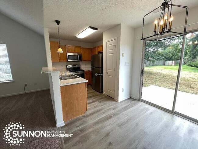 Foto del edificio - Charming 3 Bed, 2 Bath Ranch in Hewitt Property Subdivision