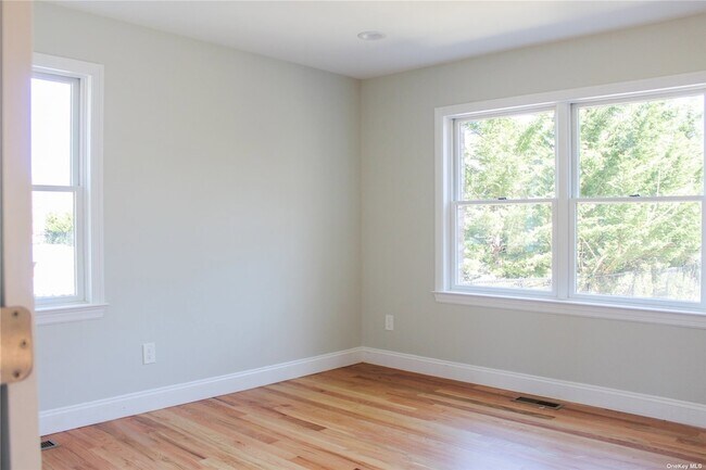 Building Photo - 72 Crooked Hill Road