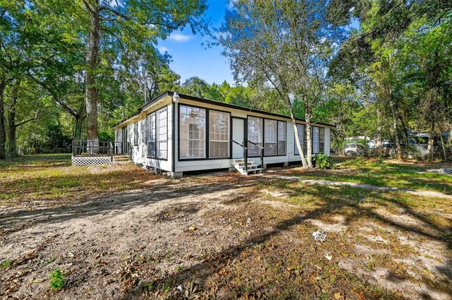 Foto del edificio - 16643 Lake Cir