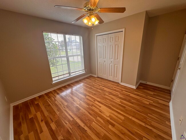 Building Photo - 123 Larkspur Ln