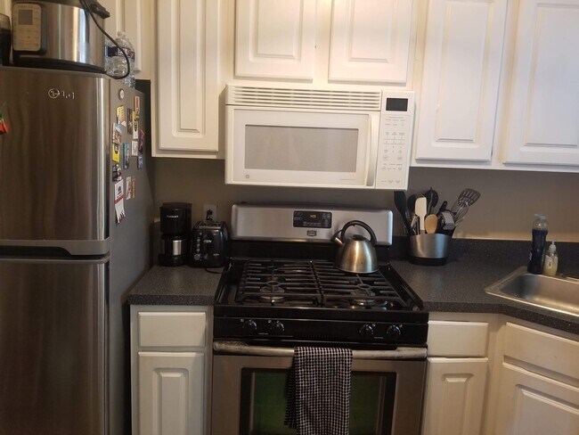 Kitchen - 1020 Fairmont St NW