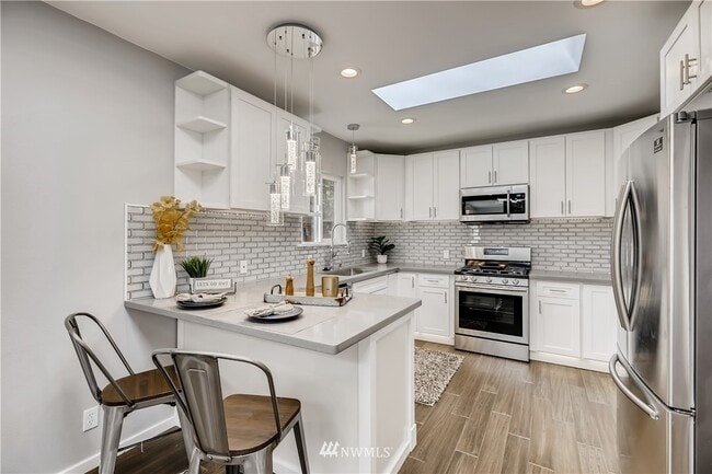 Cocina y comedor - 10253 19th Ave SW