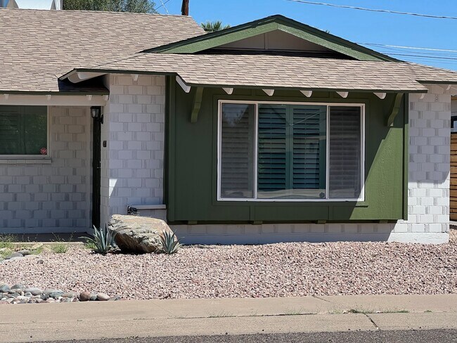 Foto del edificio - 8608 E Highland Ave