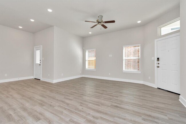 Building Photo - 7310 Coconut Bay Dr