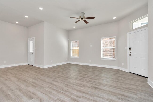 Building Photo - 7322 Coconut Bay Dr