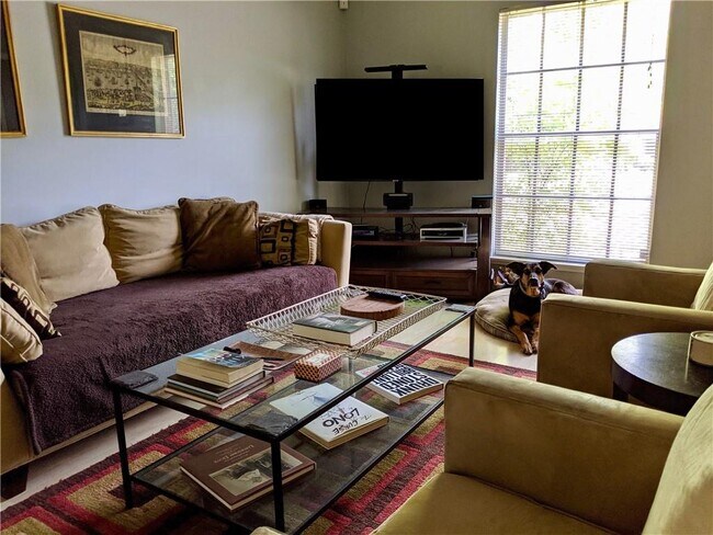 Foto del edificio - 619 Long Bow Ln
