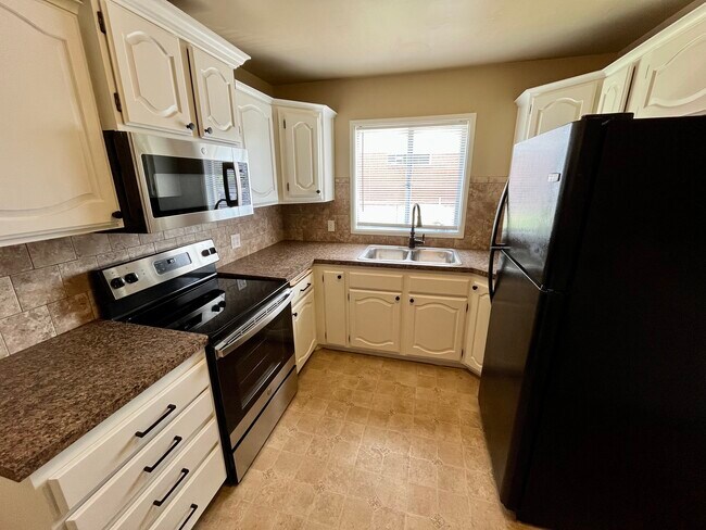 Building Photo - 4676 S Ridgeline Dr