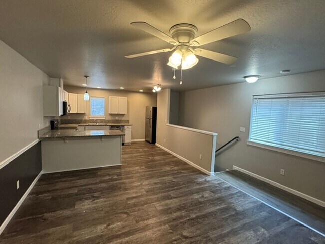 Foto del edificio - LIKE - NEW 3- BEDROOM TOWNHOME W/ GARAGE, FENCED YARD & PRIVATE 3RD BEDROOM OFF GARAGE
