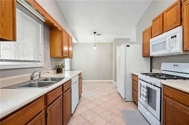 Building Photo - 933 River Rock Dr
