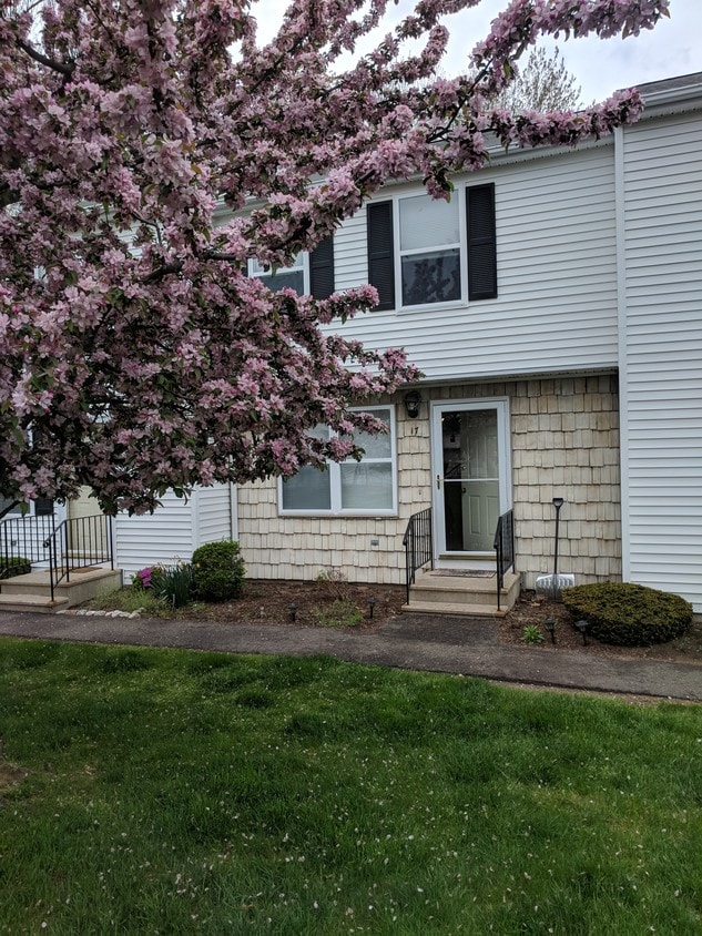 17 Pepperbush Ln, Glastonbury, CT 06033 Condo for Rent in Glastonbury, CT