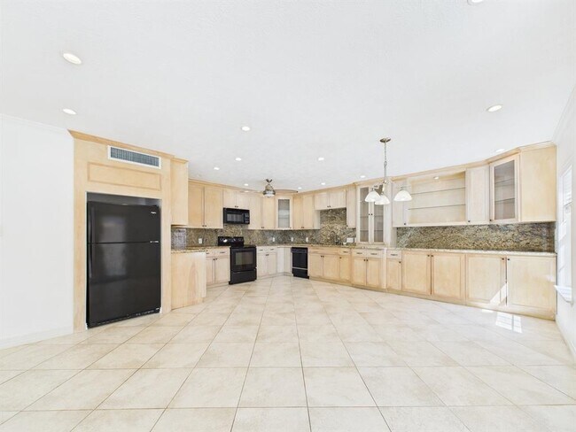 Building Photo - 2824 Briarhurst Dr