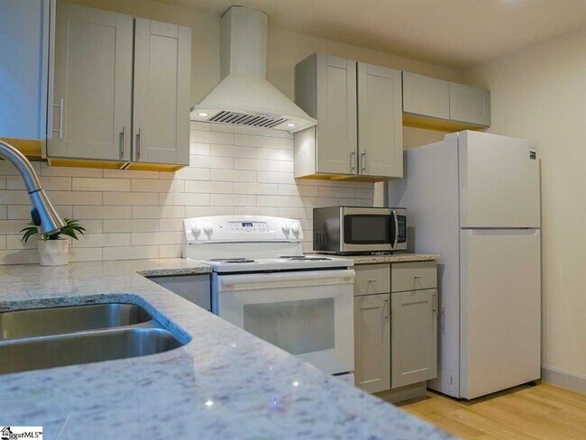Foto del edificio - Greenville - Beautifully Renovated 3 BR/1....