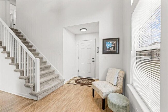 Foto del edificio - {10710} Updated Overland Park Townhome + Blue Valley Northwest + Two Car Garage