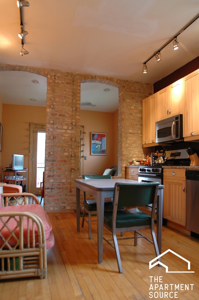 Building Photo - 2908 W Dickens Ave
