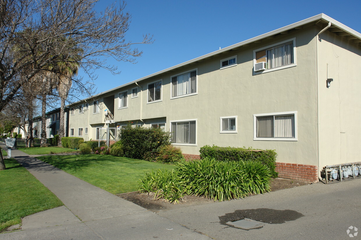 Primary Photo - 3131 Cadillac Dr