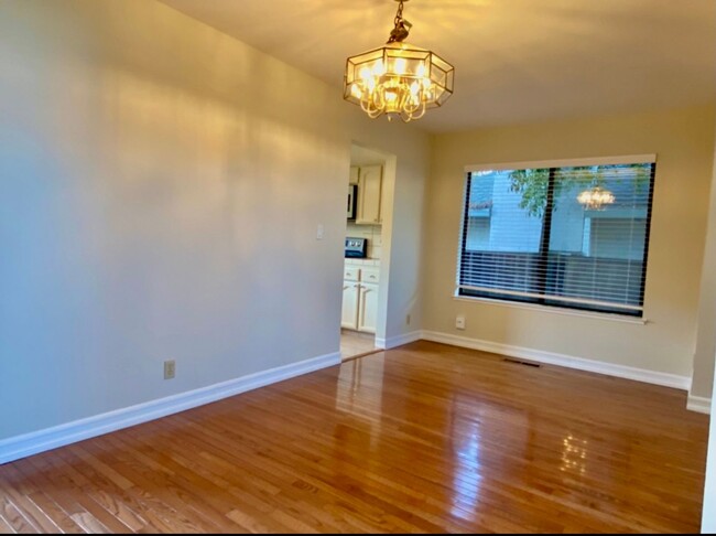 Building Photo - $4,000 / 3 BEDROOM - 1876 S.F. - STUNNING ...