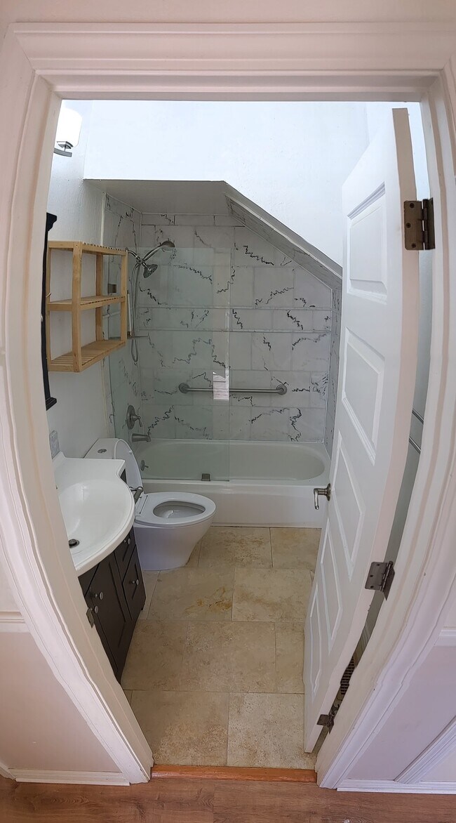 Baño - 1121 12th St