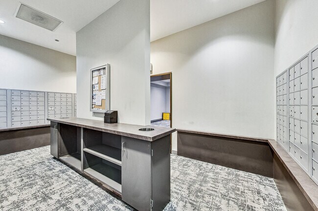 Building Photo - 8 E Randolph St