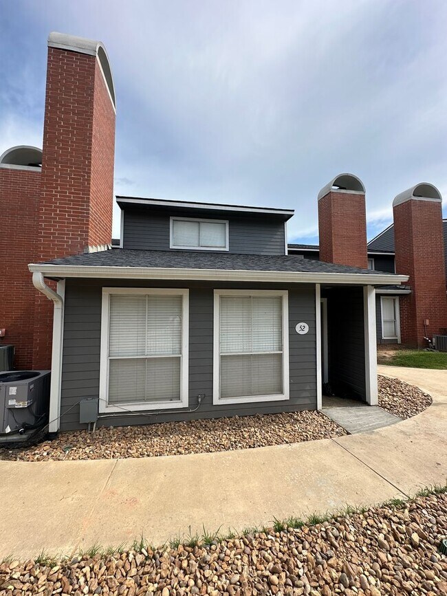 Foto del edificio - College Station - 2 bedroom / 1.5 bath Condo - 2 story with covered parking - Pool in your front ...