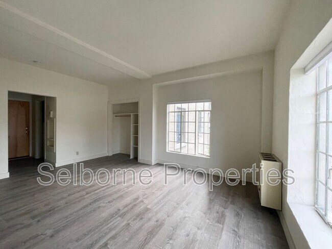 Building Photo - 2501 Ivy Dr