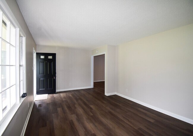 Building Photo - 3 Bedroom 2 Bathroom- No Pets