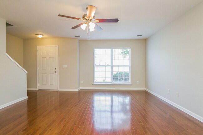 Foto del edificio - 1031 Tom Hailey Blvd