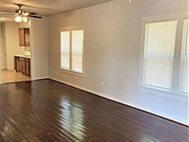 Building Photo - Available for May Move in!  Cute 2 bedroom 2 bathroom house near Downtown Bryan
