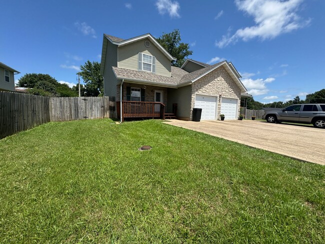 Building Photo - 3 bedroom, 2.5 bathroom duplex located clo...
