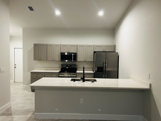 Foto del edificio - 4608-4610 SW 8th Ct