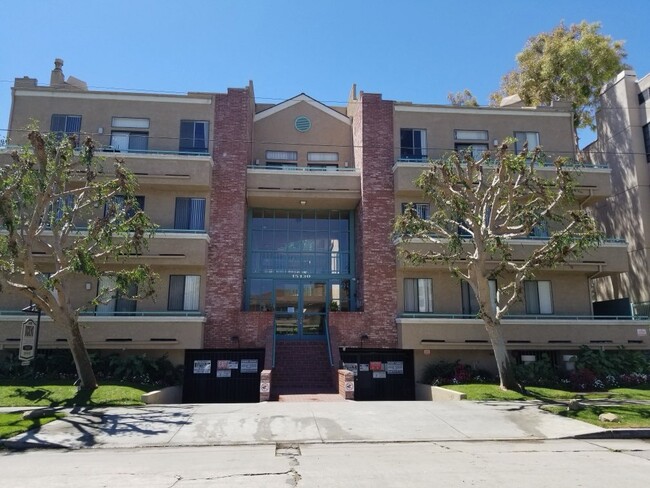 Building Photo - Dicken's Court Apartments