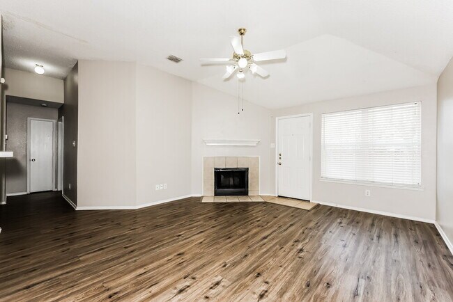 Foto del edificio - 833 Beaver Creek Dr