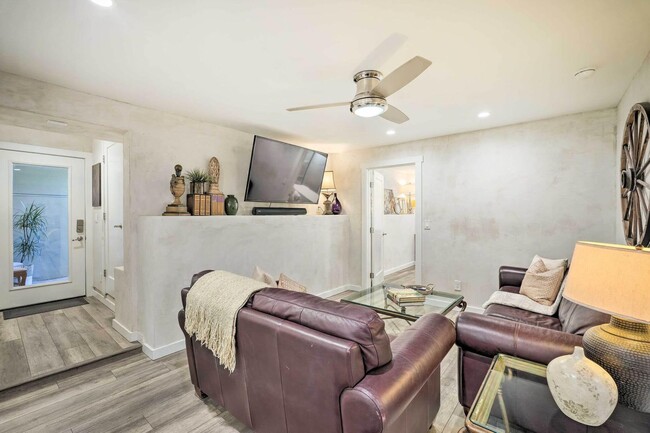 Foto del edificio - Remodeled 2 Bedroom with a Bonus Room Clos...