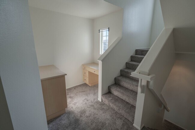 Building Photo - 4 Bedroom House for Rent in Valencia!