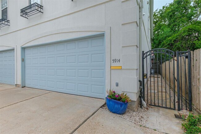 Building Photo - 5914 Kirby Dr