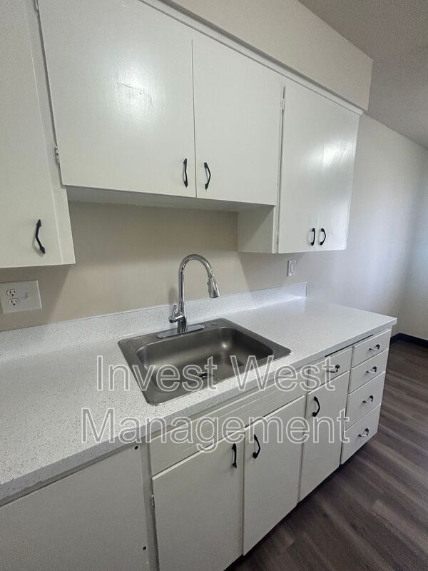 Foto del edificio - 1806 E FOURTH PLAIN Blvd