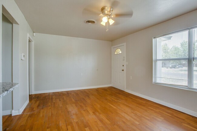 Foto del edificio - Pre-leasing for July!
