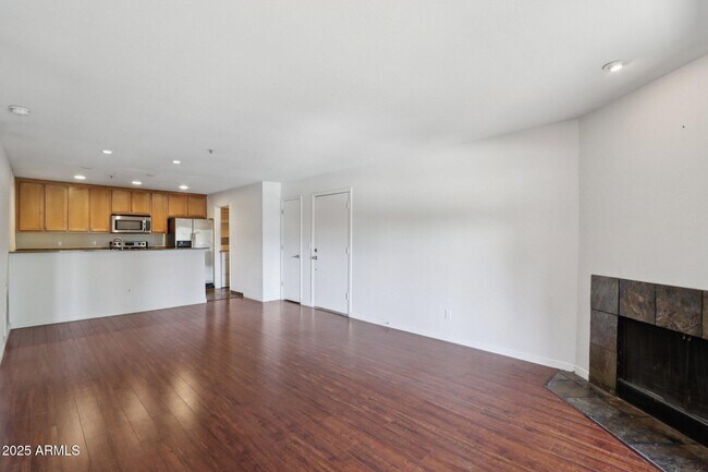 Foto del edificio - 4704 E Paradise Village Pkwy N