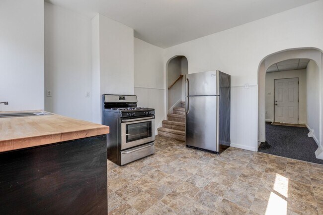 Building Photo - AVAILABLE April 1st  - 2 Bedroom Home in Allentown!