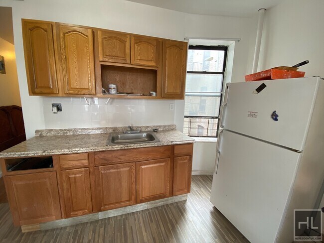 Building Photo - Three bedroom in Crown Heights
