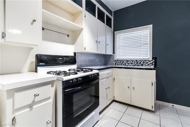 Building Photo - Studio, 1 bath  - 709 W 26th St Apt 8