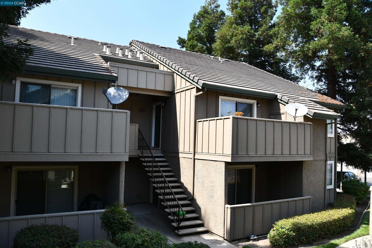 Primary Photo - 2141 Lakeview Cir