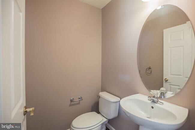 Building Photo - 6 Columbine Pl