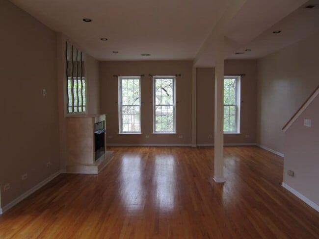 Building Photo - 4321 S. Ellis Ave, 2S