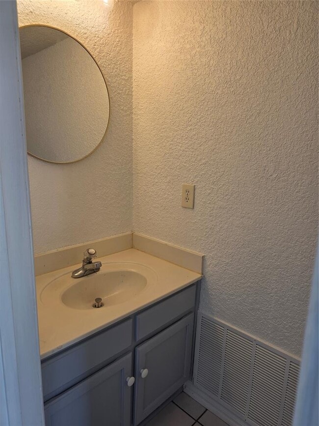 Building Photo - 637 Sinclair Dr