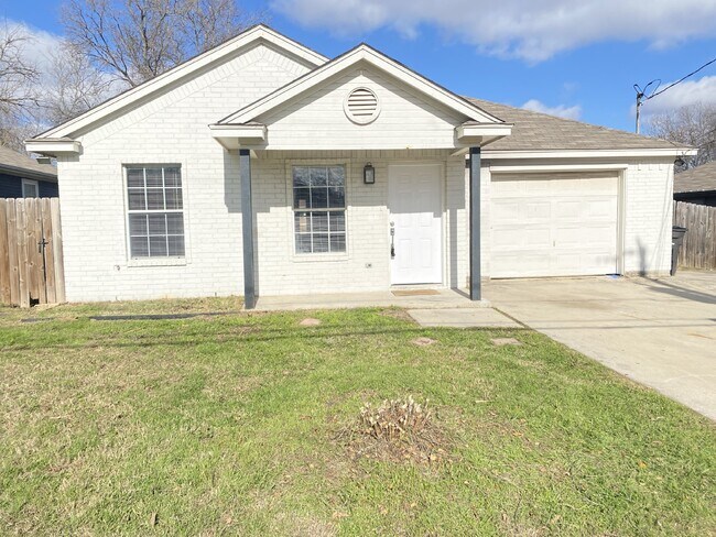 Building Photo - Charming 4-bedroom, 2-bathroom home in Fort Worth, TX!