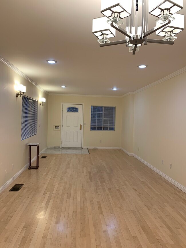 Foto del edificio - 616 N Sycamore Ave
