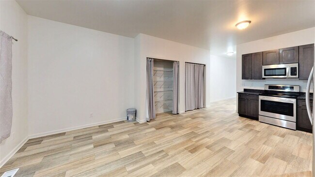 Foto del edificio - 417 E 18th Ave